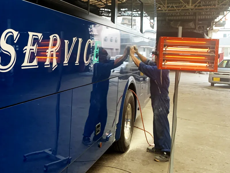 バスの車体へこみ補修作業の様子